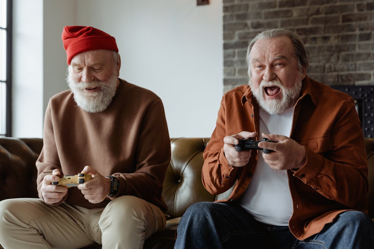 Két idős férfi. 12 módszer az érrendszeri gyulladások megelőzésére és hatékony kezelésére